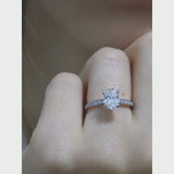 The Fancy Little Dove Oval 1.14 carats - White Gold 18k